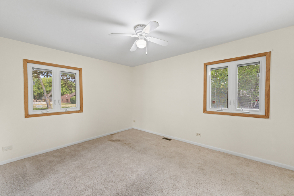 109 Landmeier Road - Photo 4