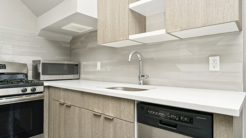 85 Stanhope St - Photo 4