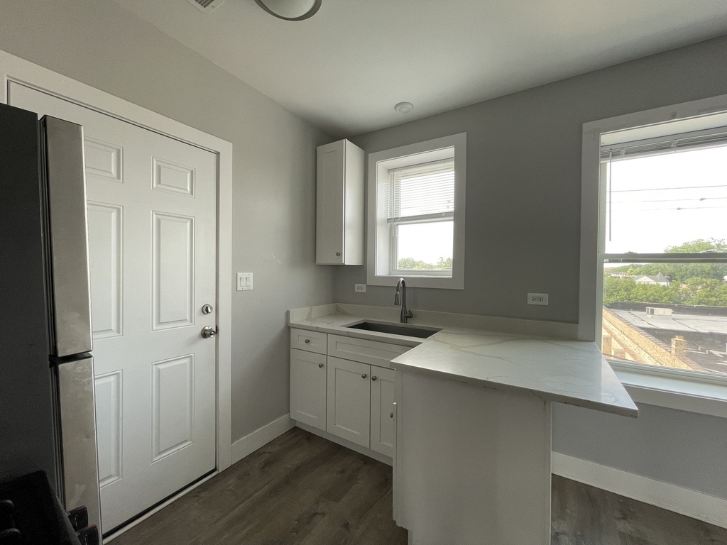 722 N Austin Boulevard - Photo 4