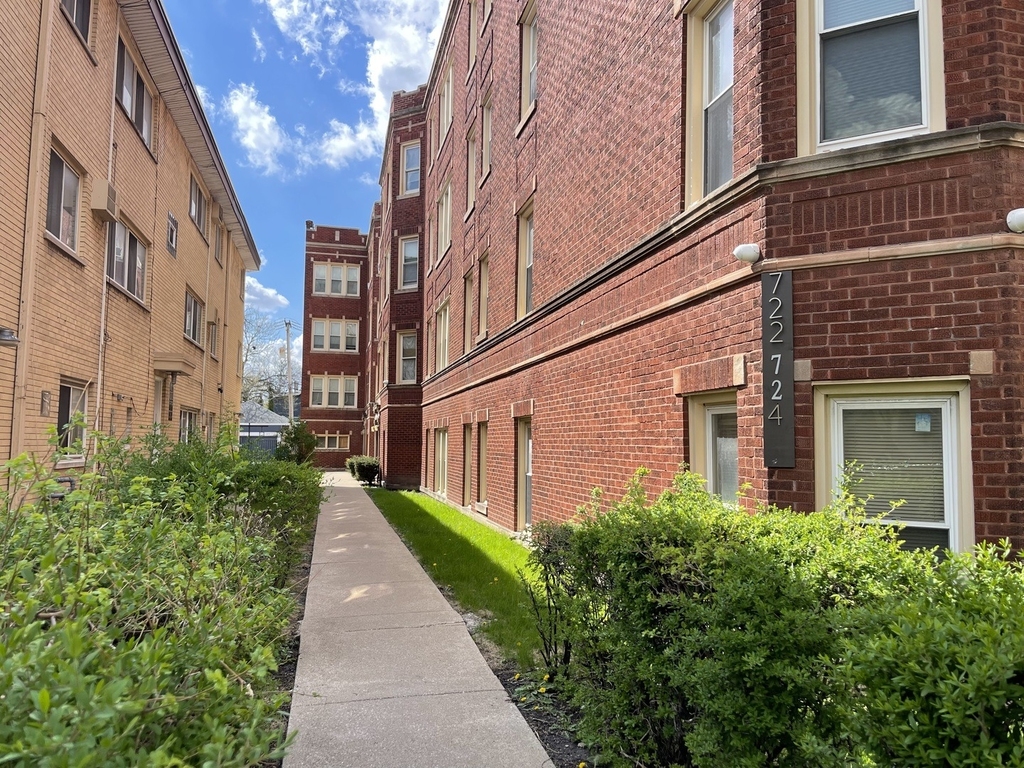722 N Austin Boulevard - Photo 0