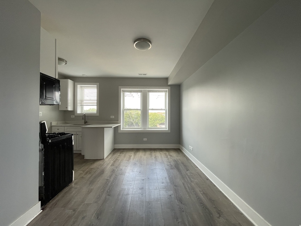 722 N Austin Boulevard - Photo 1