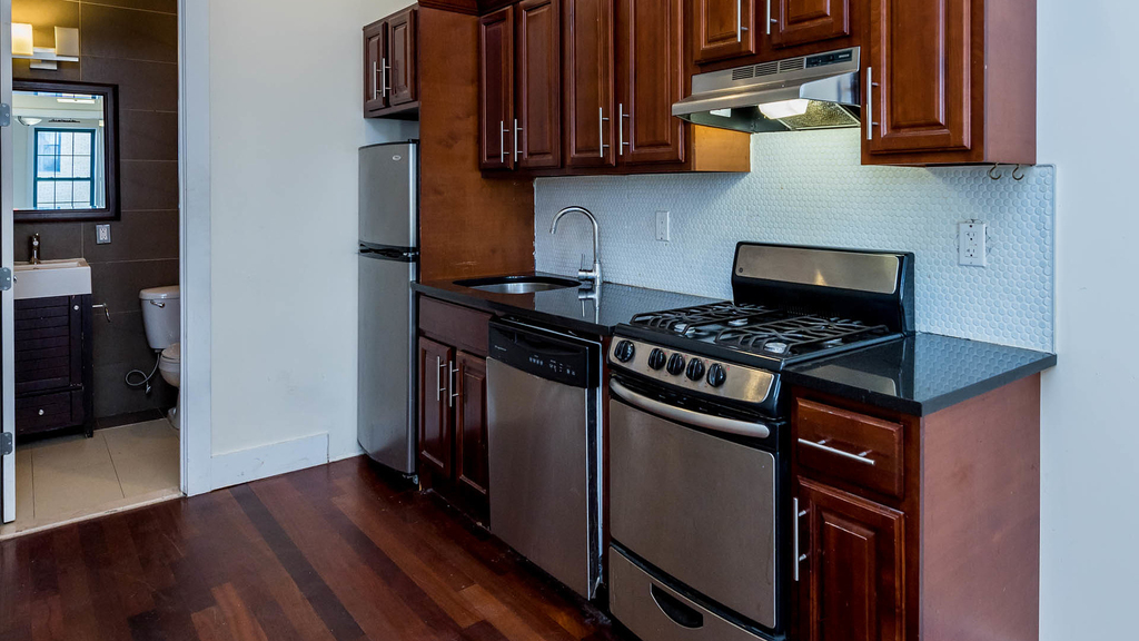 126 Grattan St - Photo 3