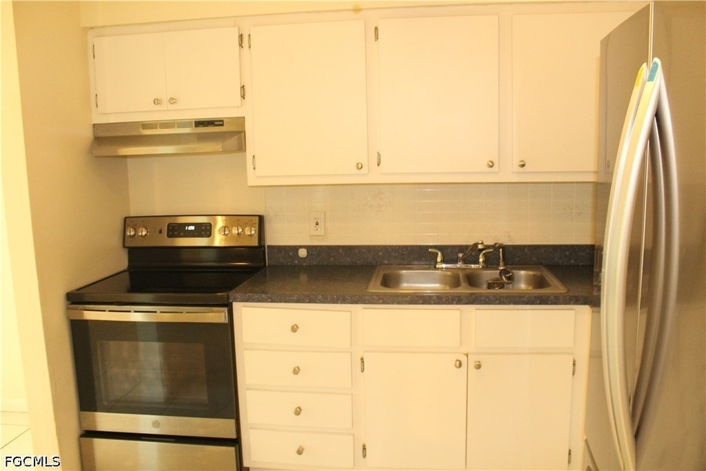 1811 Se 15th Place - Photo 2