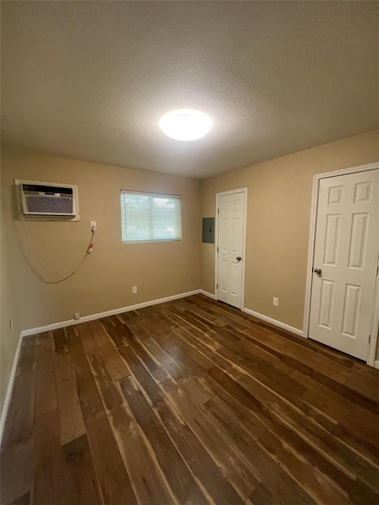 704 Ave B - Photo 7