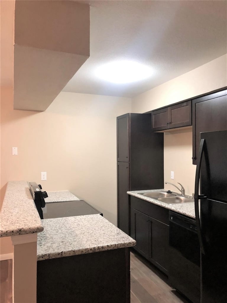 704 Ave B - Photo 3