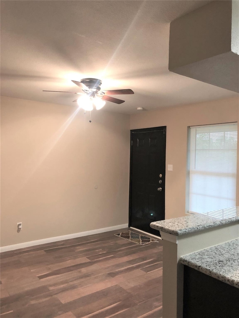 704 Ave B - Photo 4