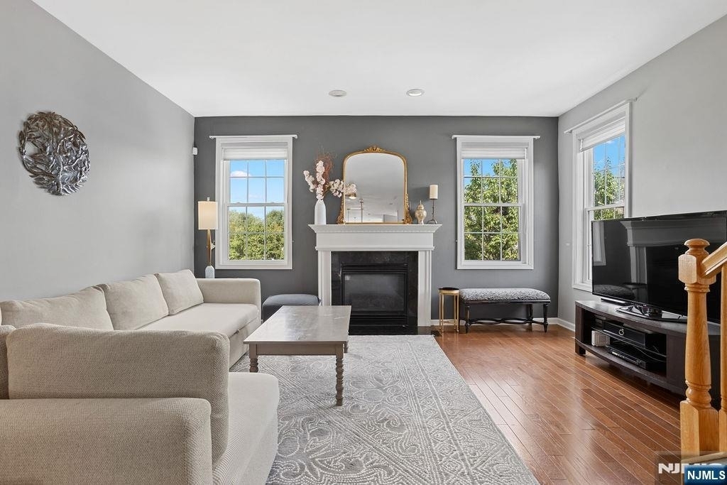 400 Manchester - Photo 1