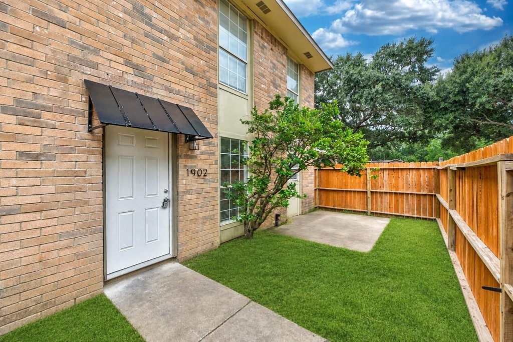 1902 Avenue B - Photo 0
