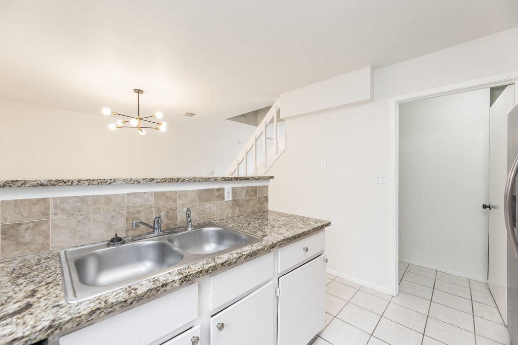 1902 Avenue B - Photo 7