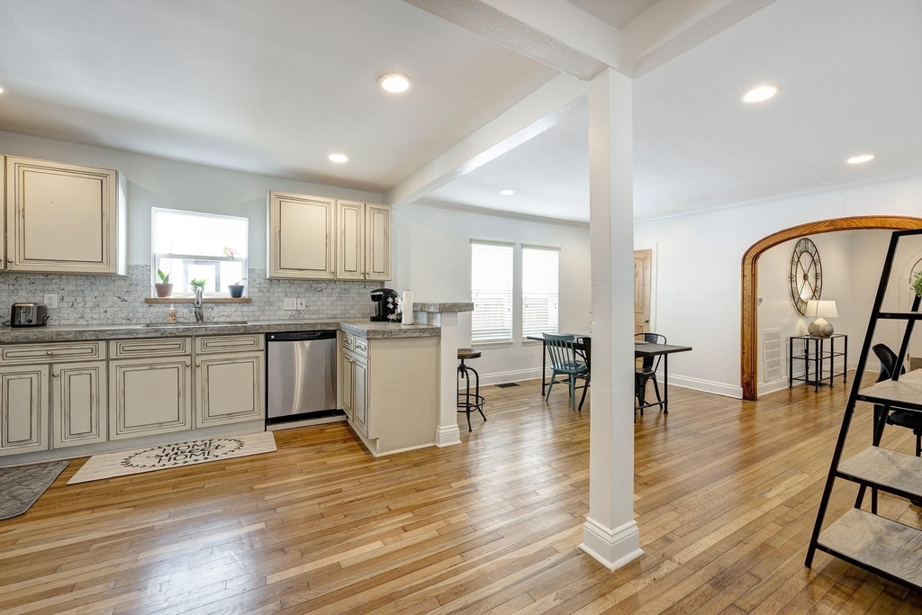 1811 Marshall Street - Photo 3