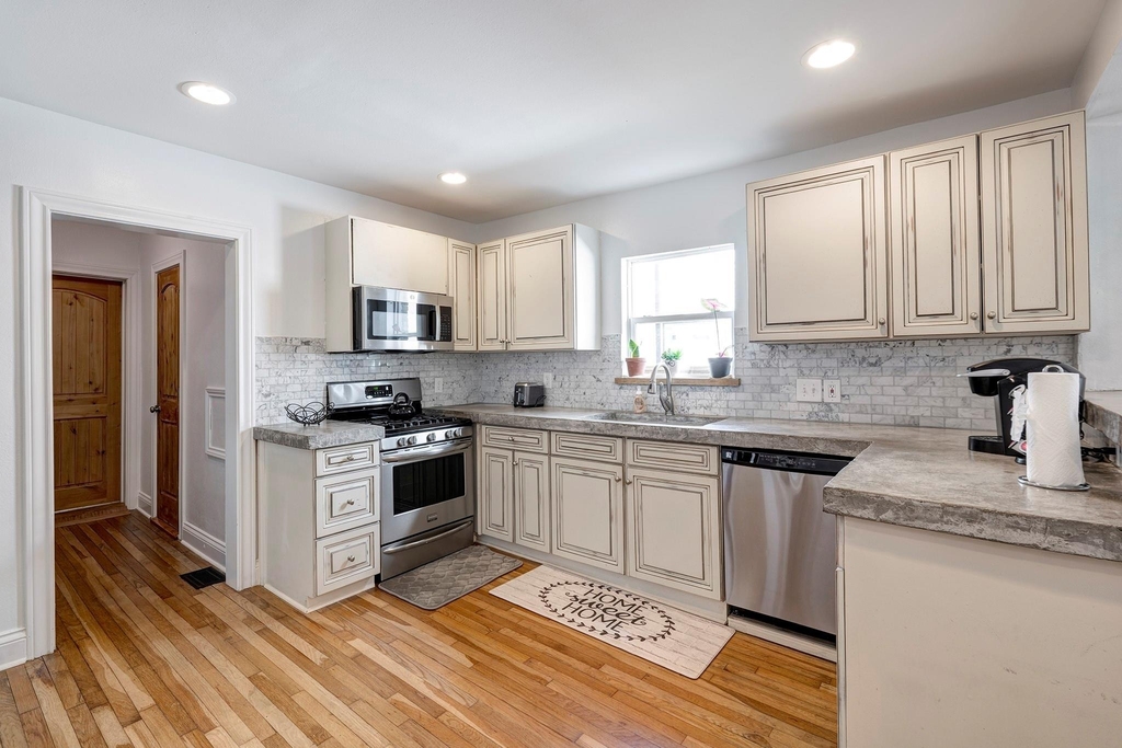 1811 Marshall Street - Photo 6