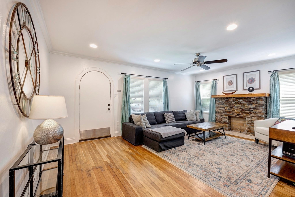 1811 Marshall Street - Photo 2