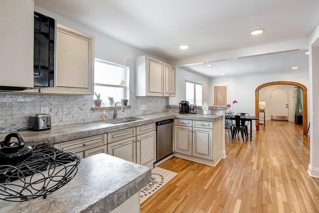 1811 Marshall Street - Photo 7