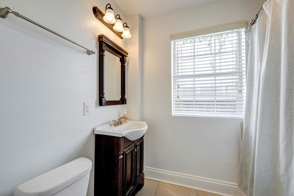 1811 Marshall Street - Photo 12