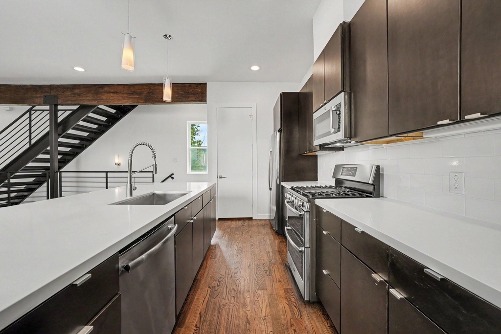 910 W 19th Street - Photo 10