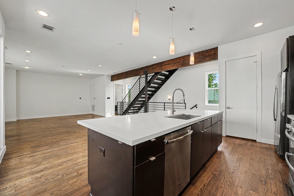 910 W 19th Street - Photo 11