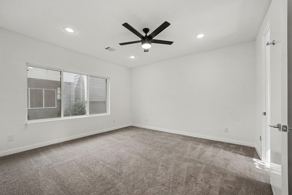 910 W 19th Street - Photo 20