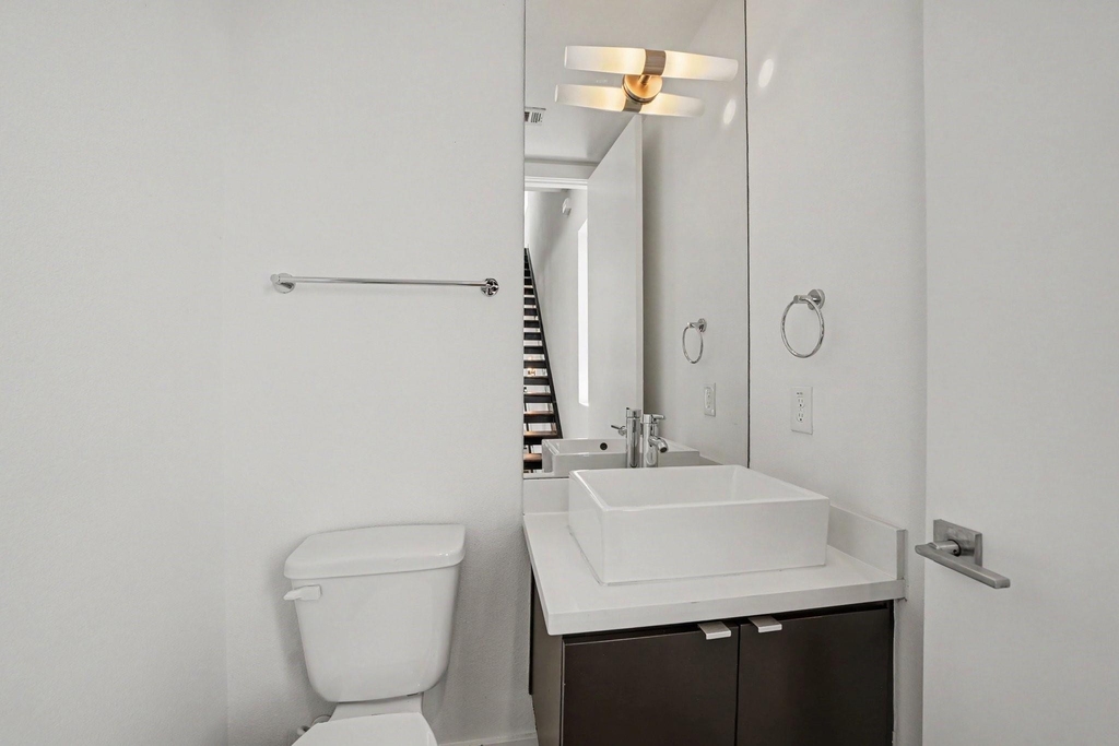 910 W 19th Street - Photo 12