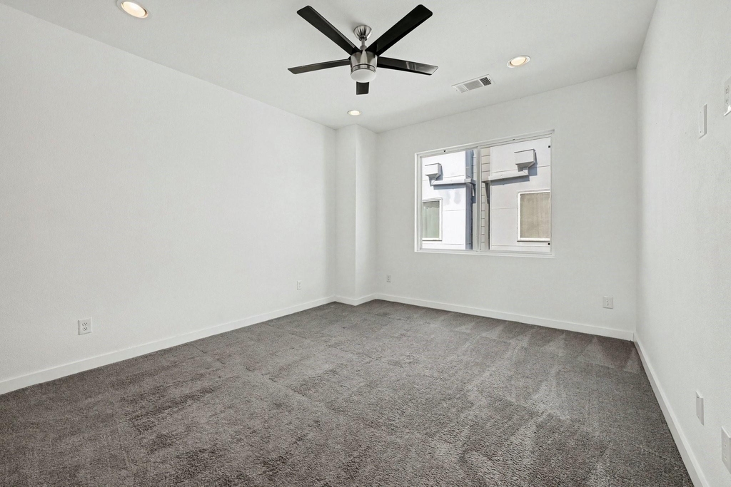 910 W 19th Street - Photo 4