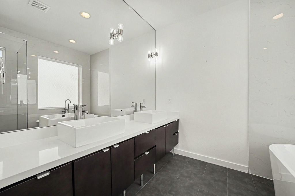 910 W 19th Street - Photo 16