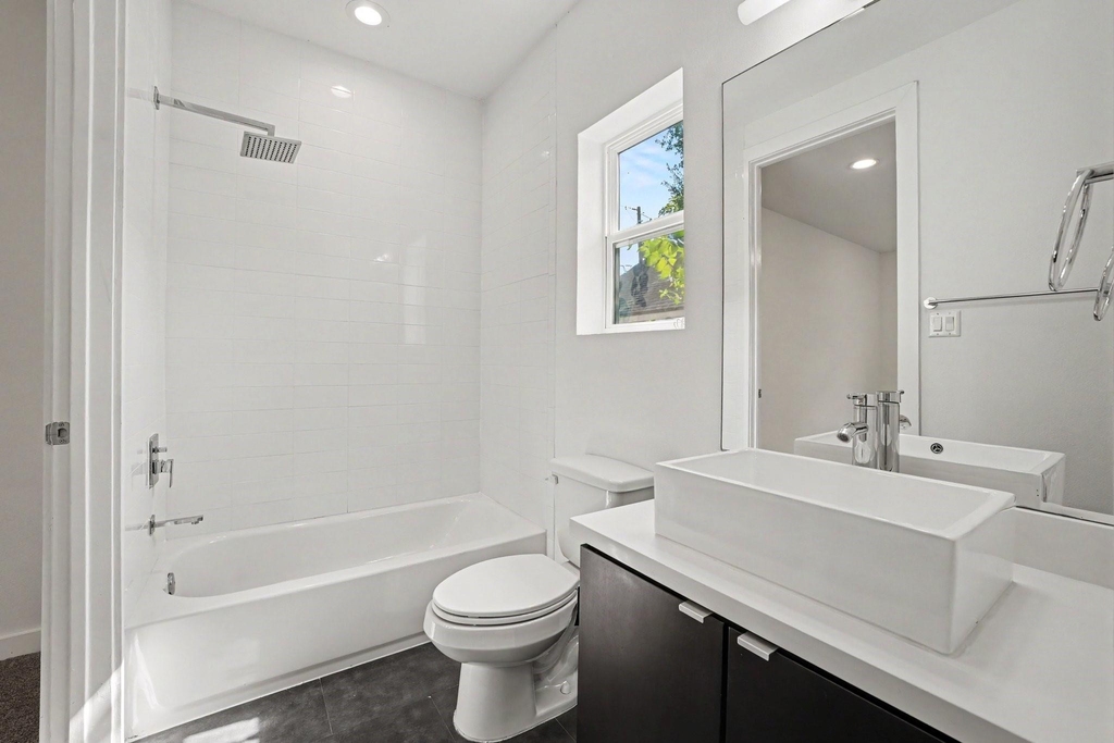 910 W 19th Street - Photo 21