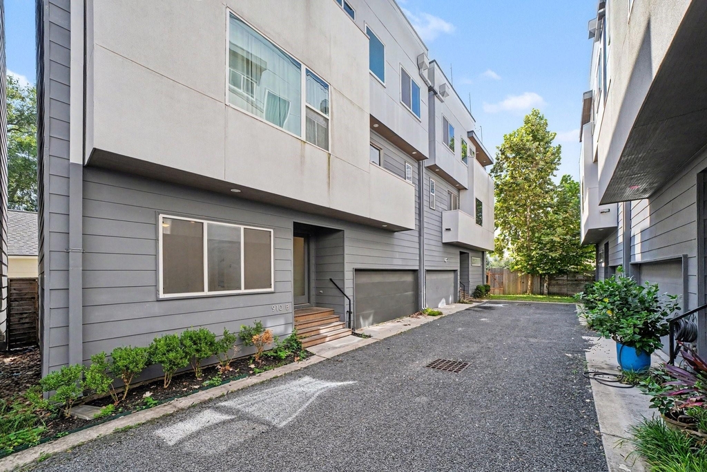 910 W 19th Street - Photo 0