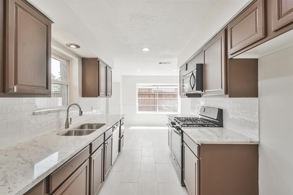 9719 Halkirk Street - Photo 9
