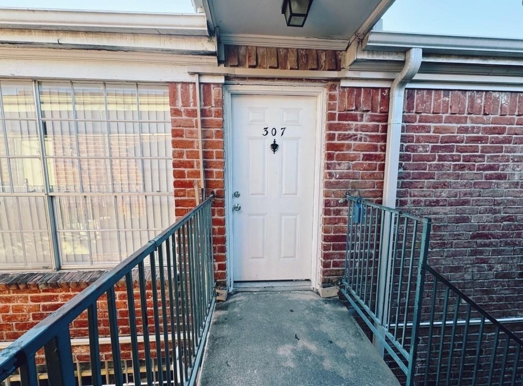 9201 Clarewood Drive - Photo 0