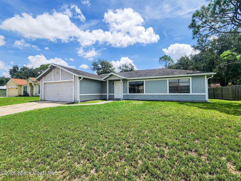 821 Hawaii Avenue Nw - Photo 0