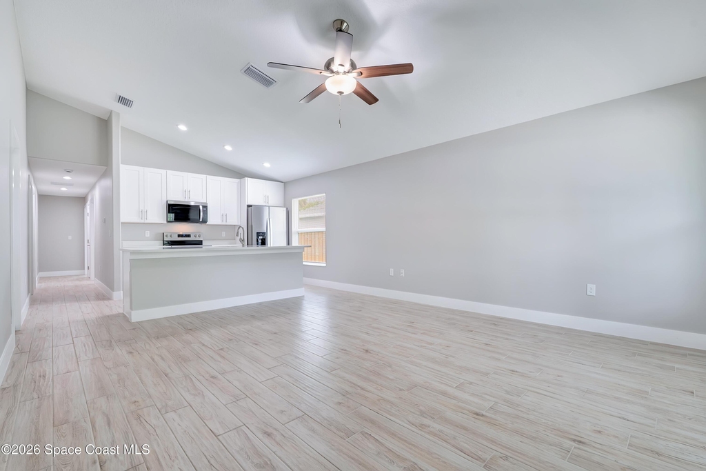 857 Dunbar Street N - Photo 2