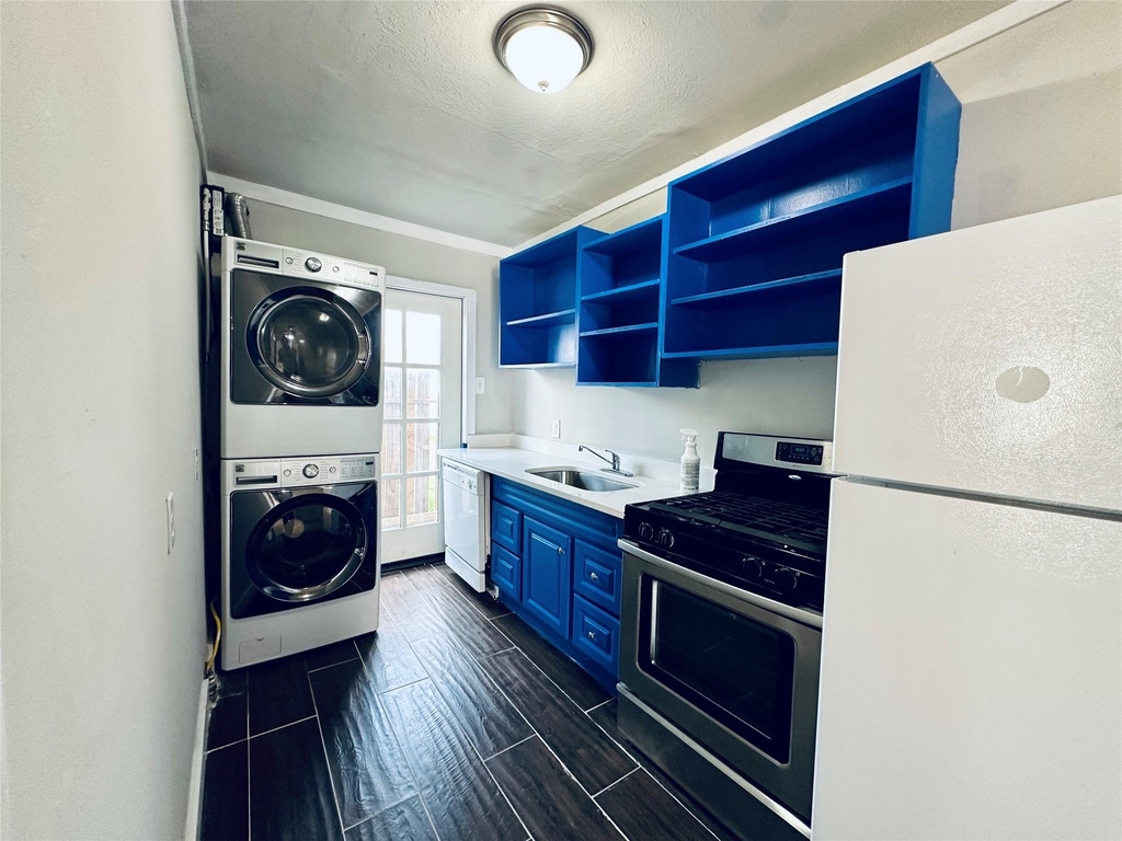 1 Sidney Street - Photo 0
