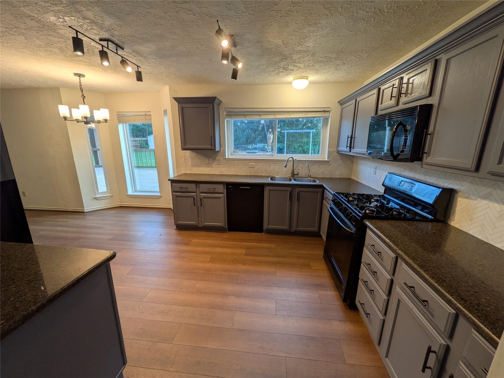 17054 Cairnlassie Street - Photo 4