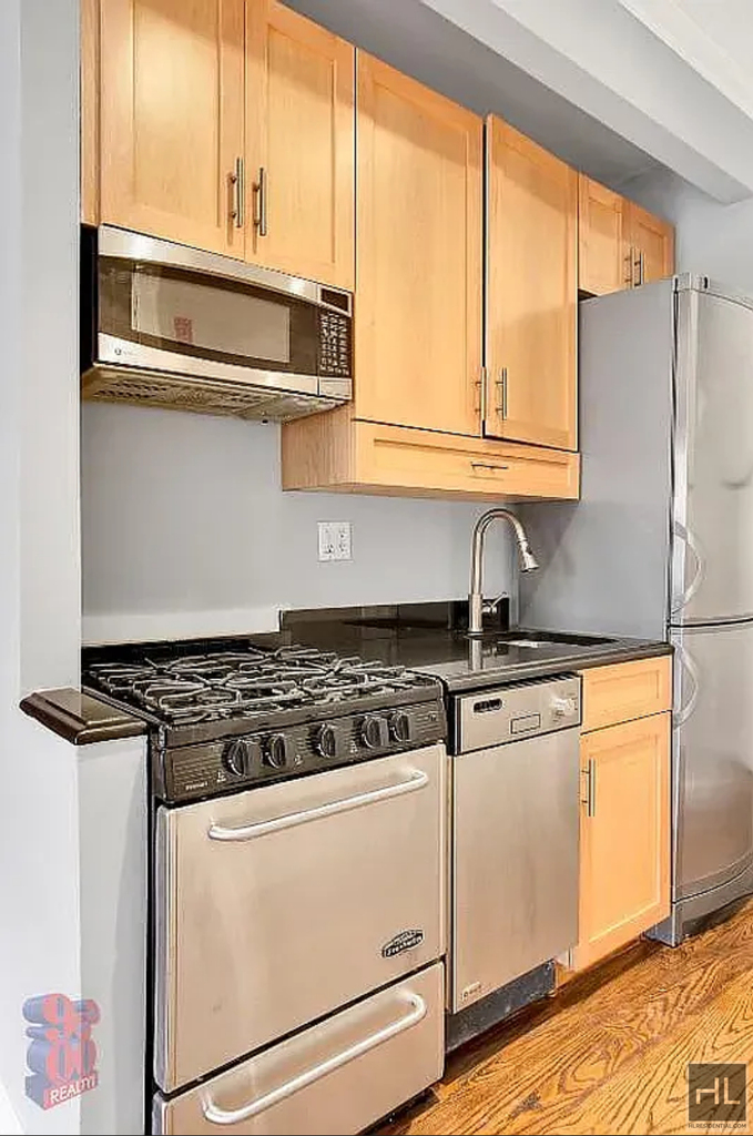 East 7 Street - Photo 3
