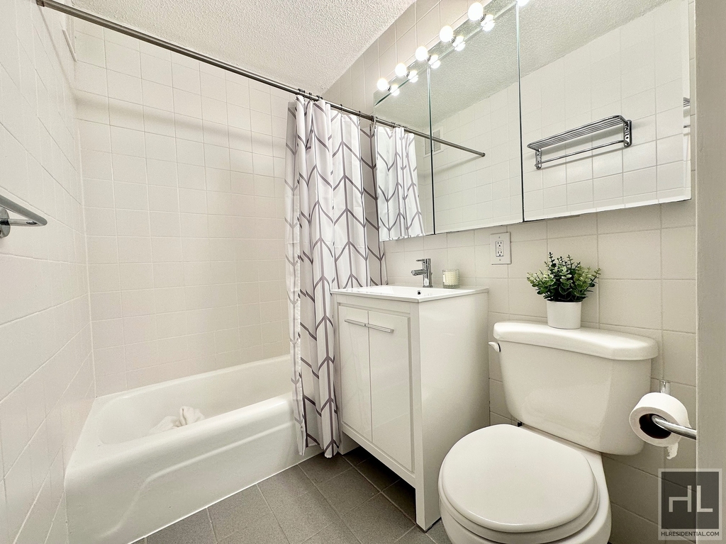 2nd Avenue - Photo 5