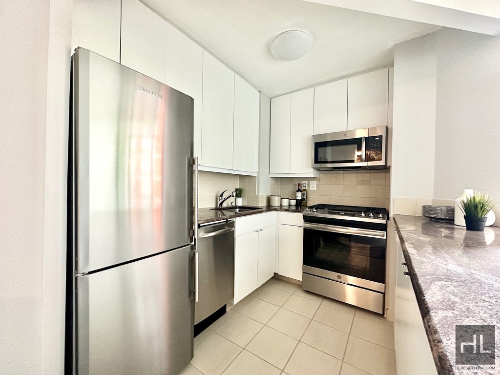 2nd Avenue - Photo 2