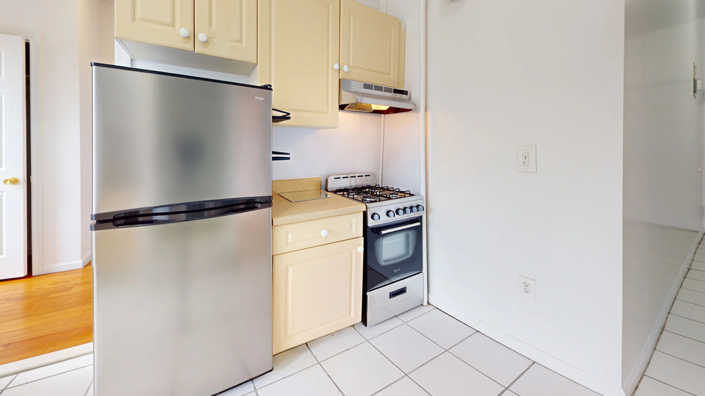 1427 York Avenue - Photo 3
