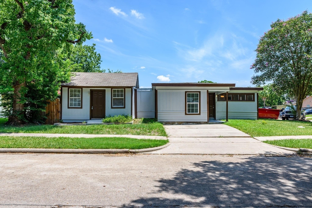 1012 W Hart Avenue - Photo 1