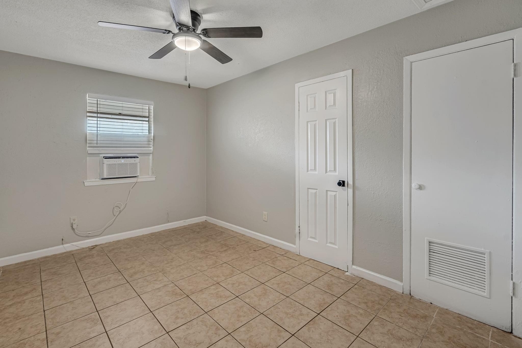 4718 Carmen Street - Photo 3