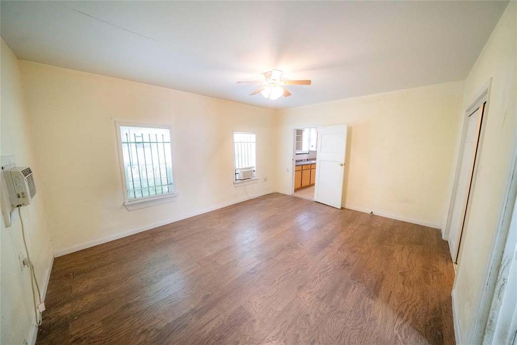 2303 Chestnut Street - Photo 2