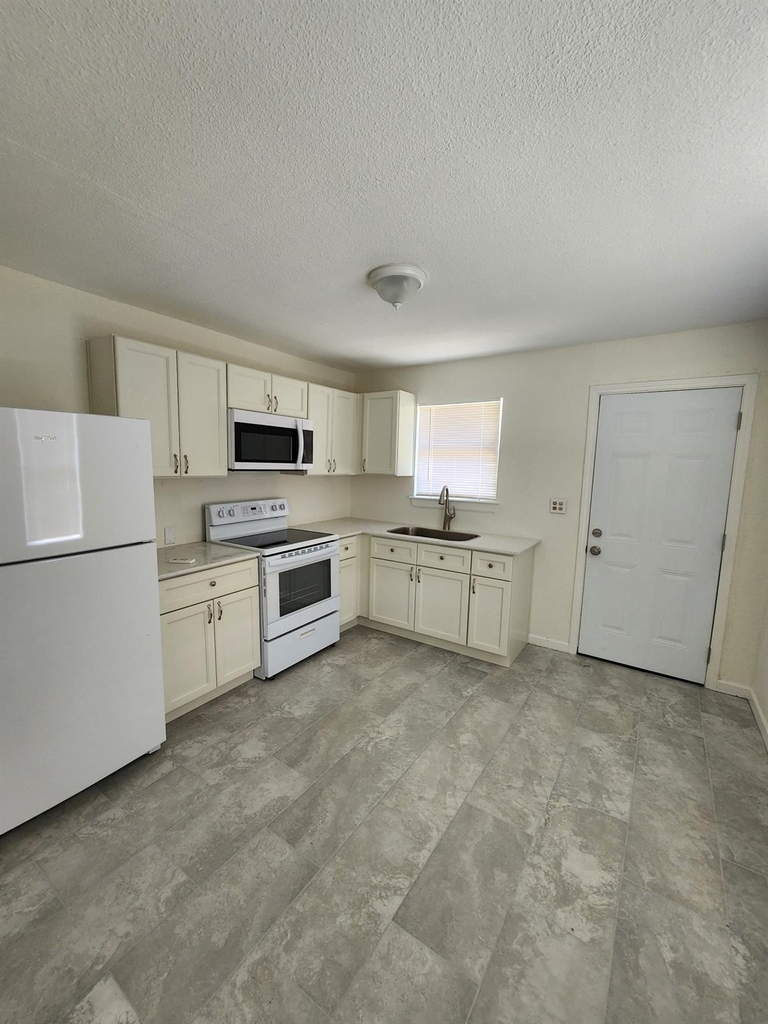 112 1st Avenue N - Photo 2