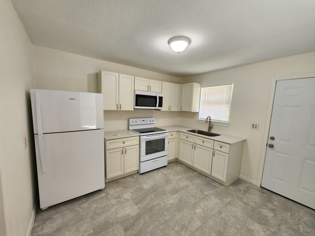 112 1st Avenue N - Photo 3