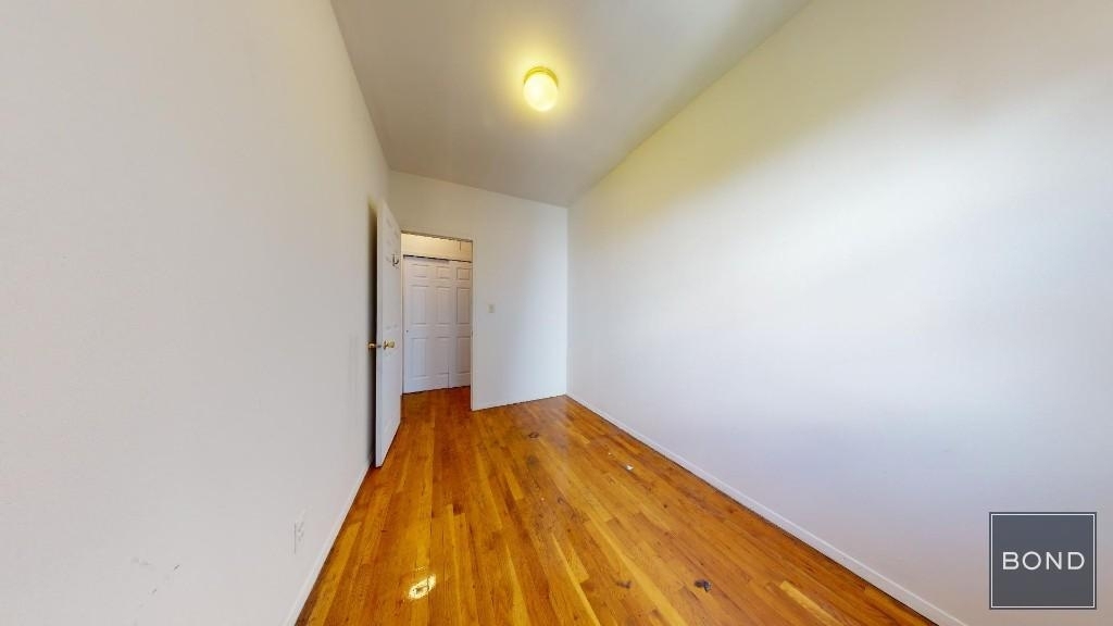Third Avenue - Photo 3