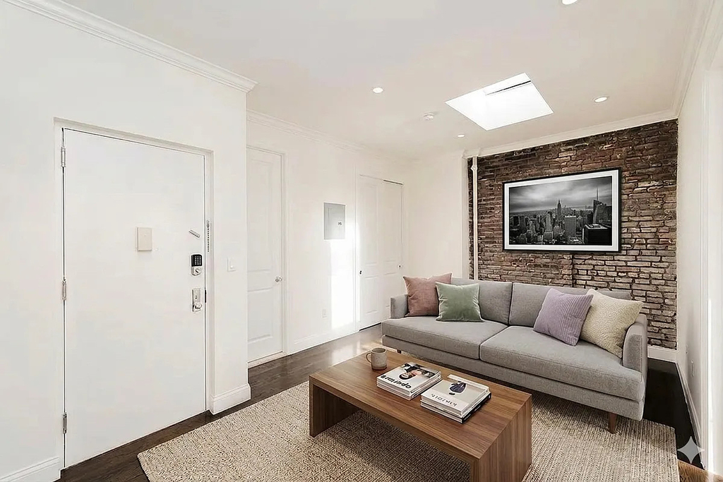 338 East 55th Street - Photo 1