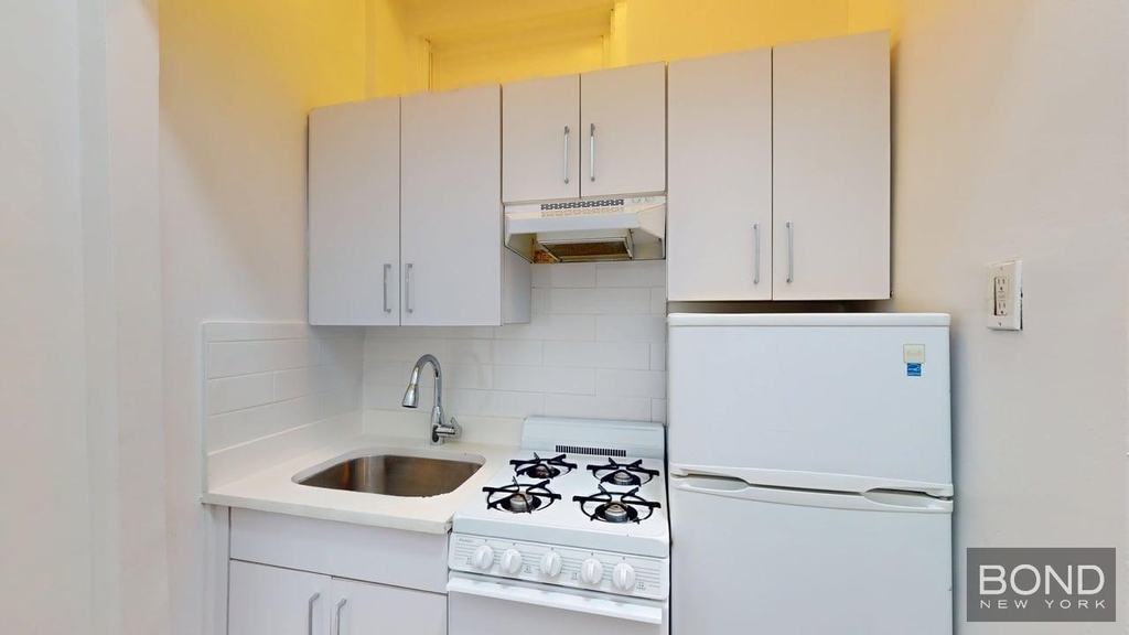 1075 First Ave - Photo 4