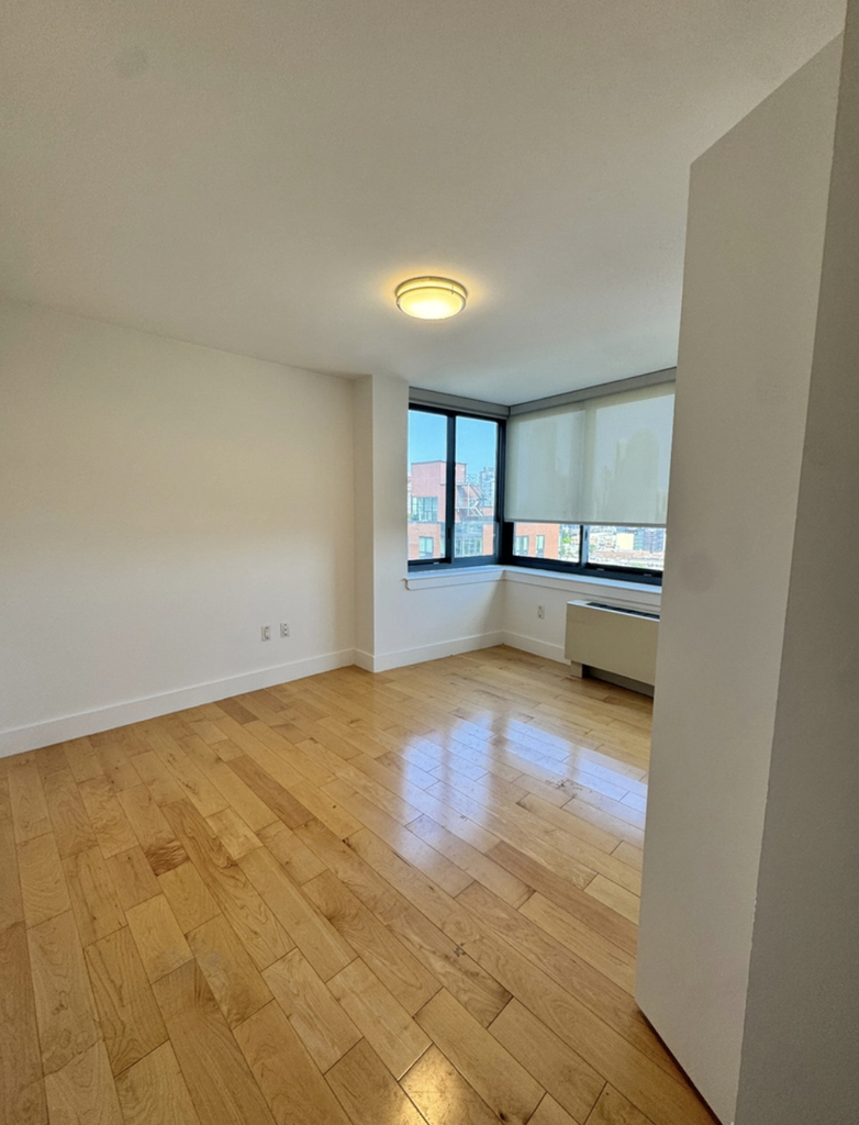  CENTER BLVD - LIC  - Photo 7