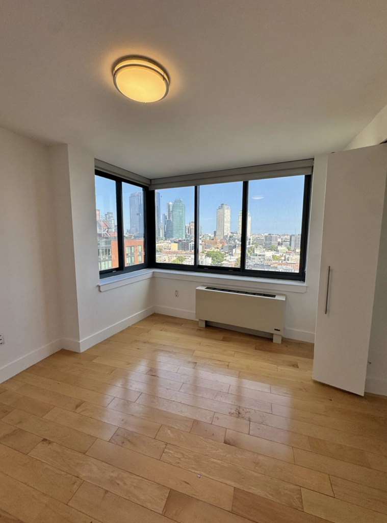  CENTER BLVD - LIC  - Photo 2
