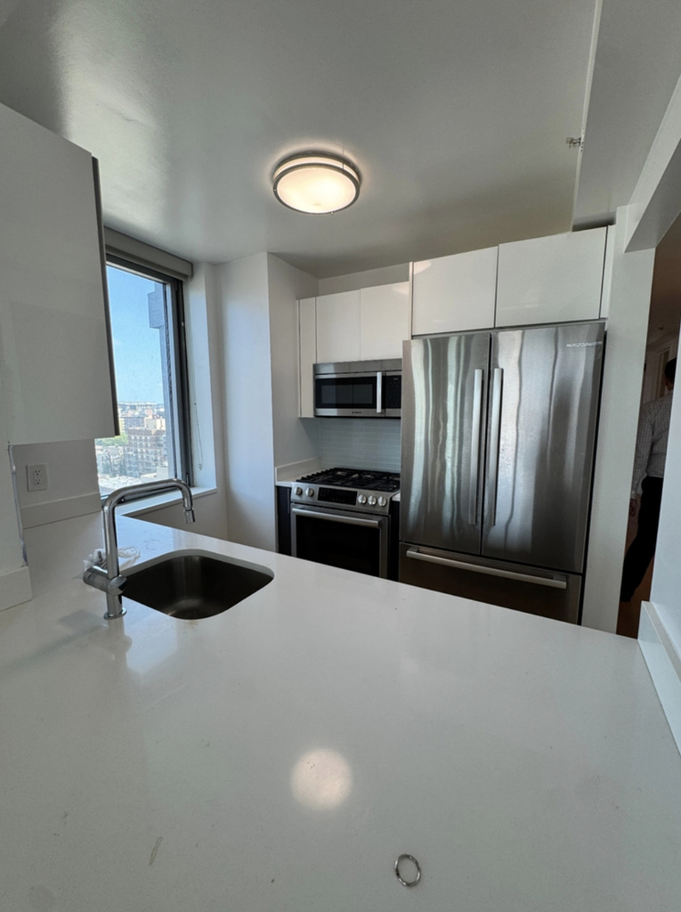  CENTER BLVD - LIC  - Photo 8