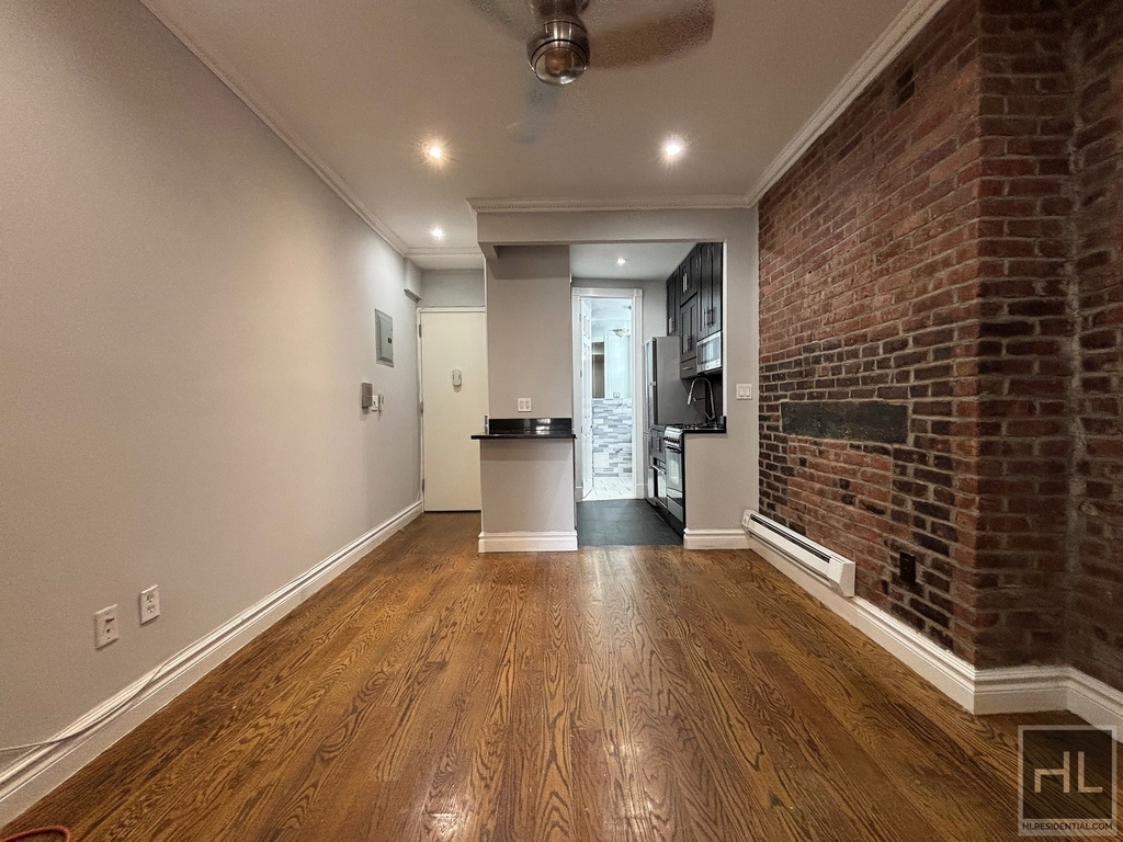 Avenue B - Photo 8