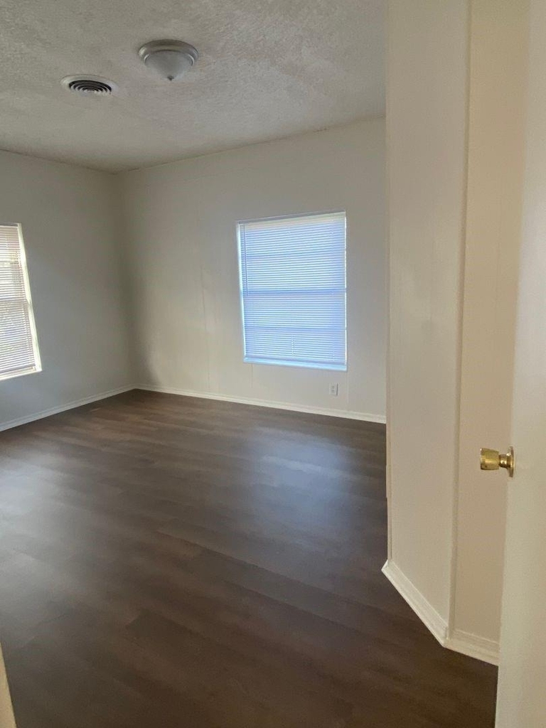 726 Ross Avenue - Photo 4
