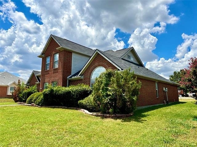 1805 Country Court - Photo 1